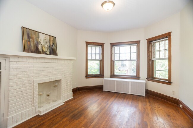 Building Photo - 1451 W Thome Ave