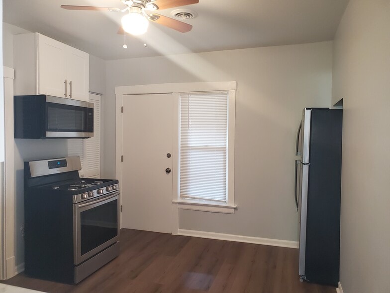 Building Photo - 5222 N Ludlam Ave