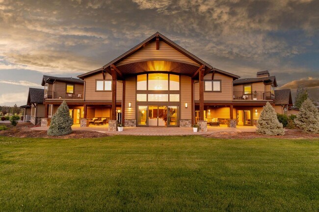 Building Photo - Stunning Tumalo Estate-6 Bed - 7.5 Bath ov...