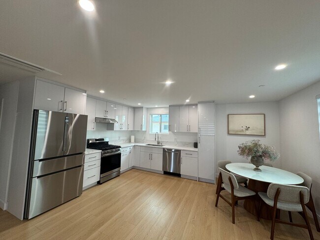 Building Photo - Spacious 1000 Sq. Ft. Single-Floor Back AD...