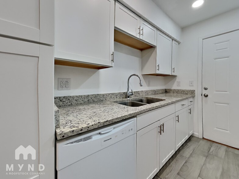 Building Photo - 6649 W Ocotillo Rd