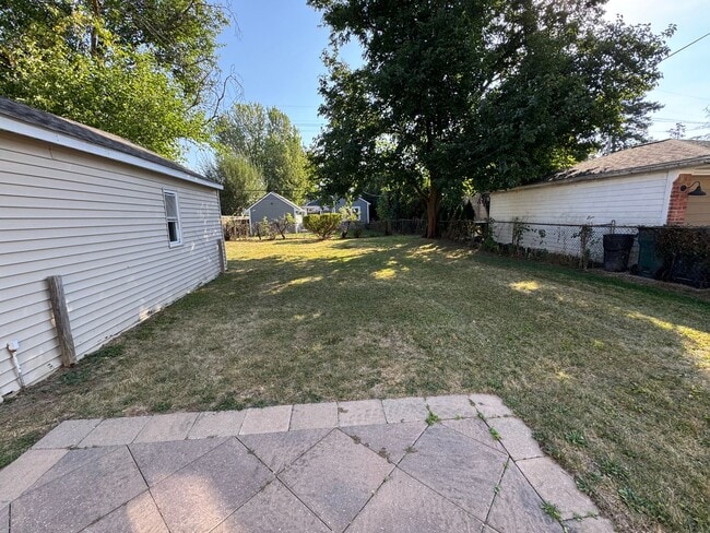 Building Photo - 3 bed 2 bath Berkley bungalow with garage ...