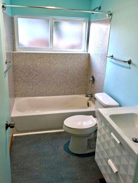 Full bath with natural light - 2801 14th Ave W