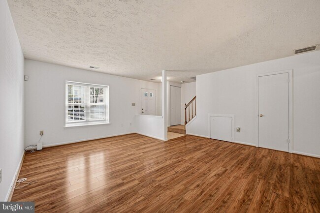 Building Photo - 16 Meadowside Ct