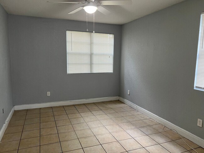 Building Photo - Pompano 2 Bedroom in Pretty Gated Community