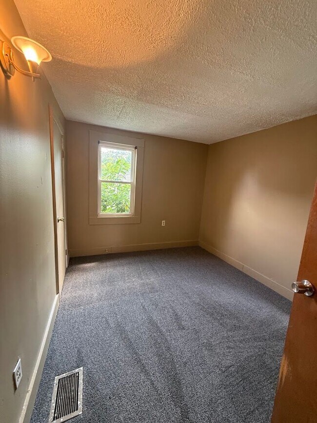 Building Photo - Three bedroom one bathroom home for rent