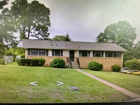 Building Photo - 2800 Glenoaks Dr