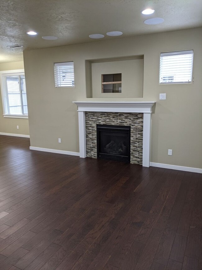 Building Photo - Beautiful 3 Bedroom, 2.5-Bath Home With Op...