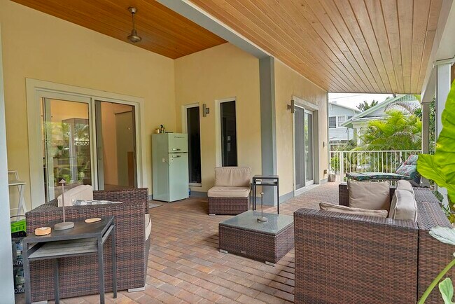 Building Photo - 112 S J St