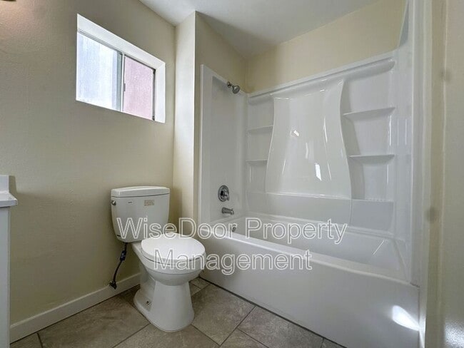 Building Photo - 450 E 4th St