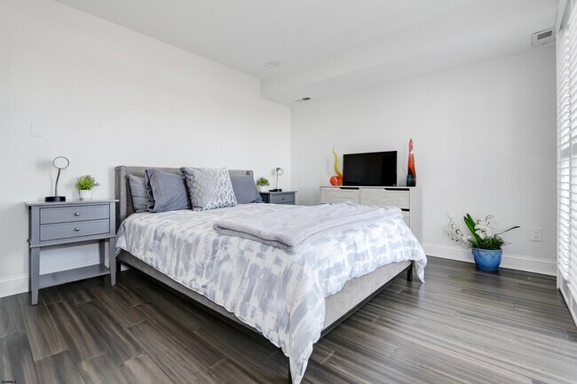 Building Photo - 9416 Amherst Ave