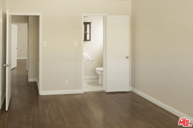 Building Photo - 925 N Curson Ave