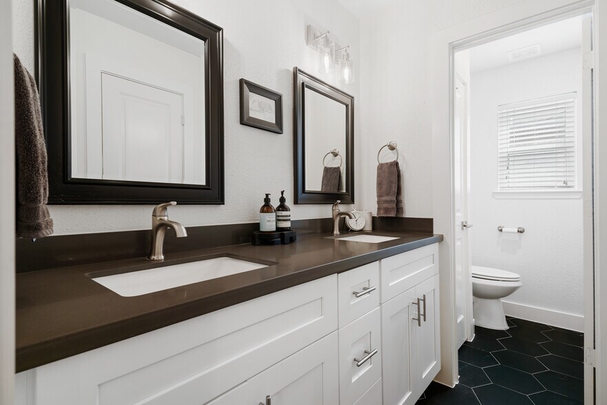 Building Photo - 5602 Greenhill Forest Dr