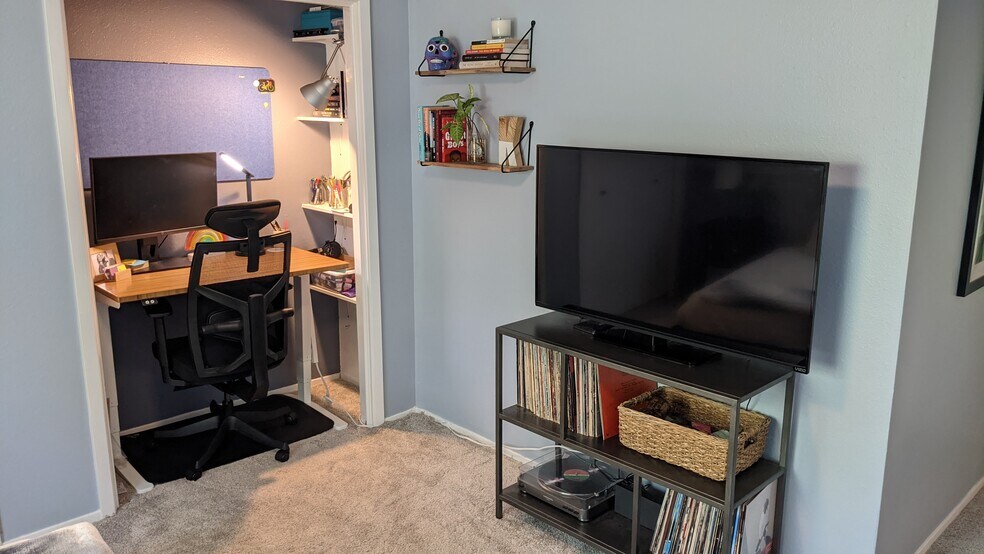Guest bedroom + Office space - 1702 Waterloo Trl
