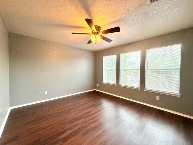 Building Photo - Lovely 3 Bedroom 2.5 Bath with easy access to shopping, schools, I-1604, I-410, Hwy 151, SeaWorld...