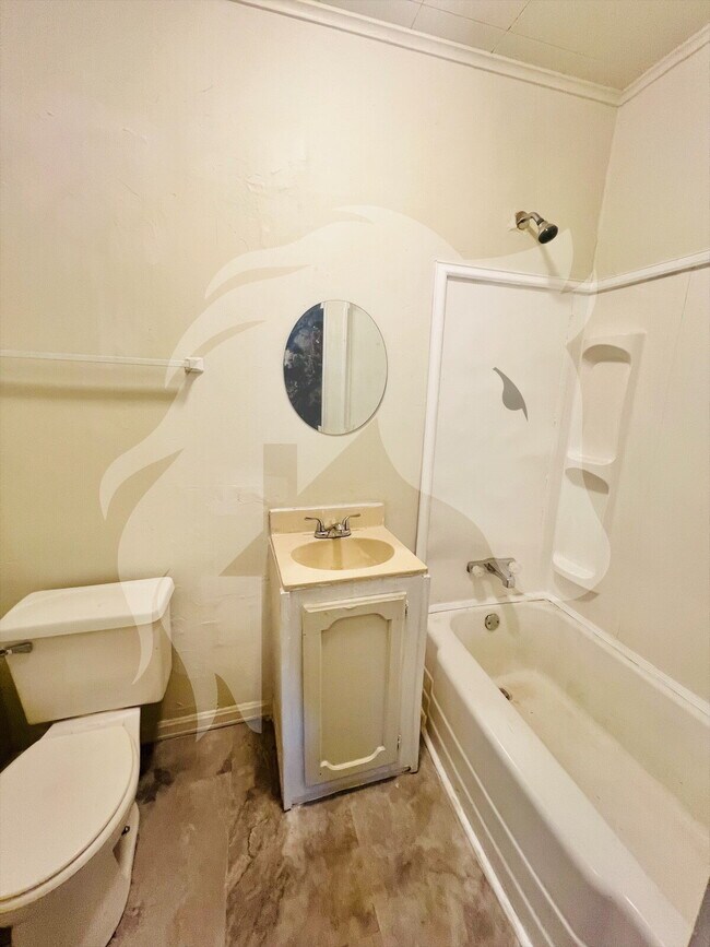 Building Photo - "Charming 1-Bedroom Retreat with Gleaming Hardwood Floors in Ponca City"