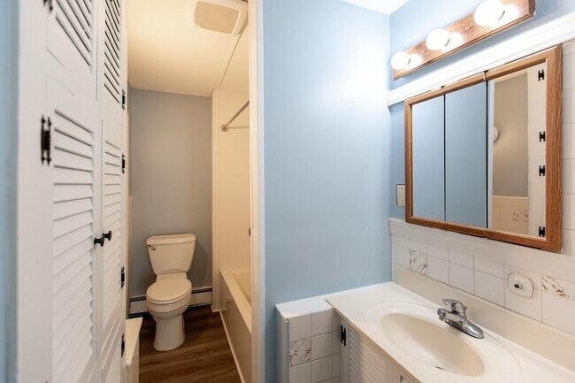 Building Photo - 725 7th Ave SE