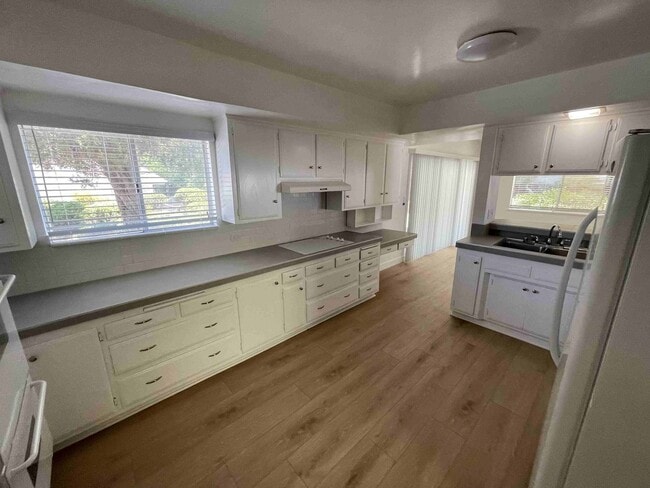Building Photo - SOUTH OF THE BLVD. HOME IN WOODLAND HILLS!