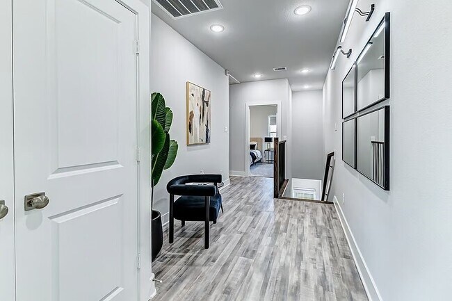 Building Photo - 4677 Bellfort Ave