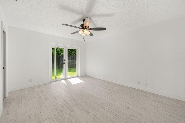 Building Photo - 908 Hibiscus Dr