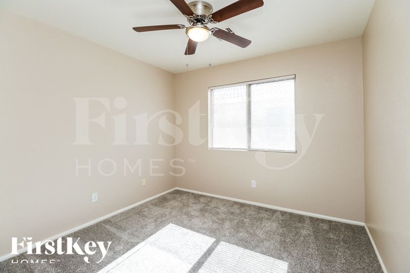 Building Photo - 930 E Nardini St