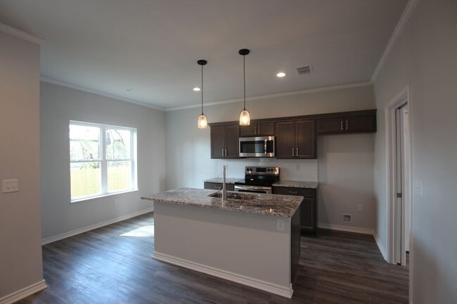 Building Photo - Coming Soon! Stunning 2 Bed 2.5 Bath 1 Car Garage Townhome in Tyler!