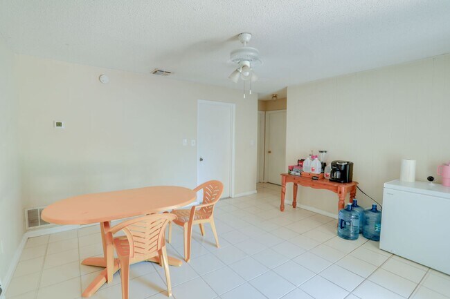 Building Photo - 3086 Bluebrook Dr