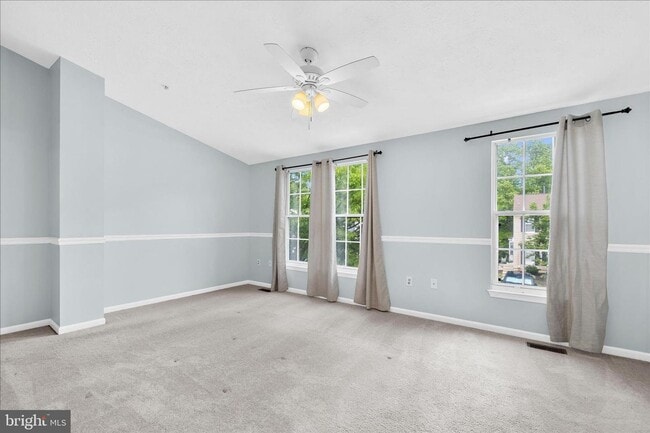 Building Photo - Beautiful End Unit Townhome in Bluffs At Deep Creek!