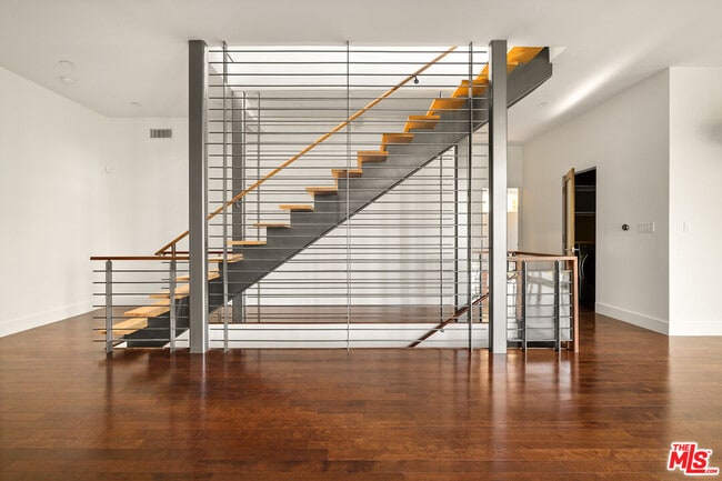 Building Photo - 3255 Fernwood Ave