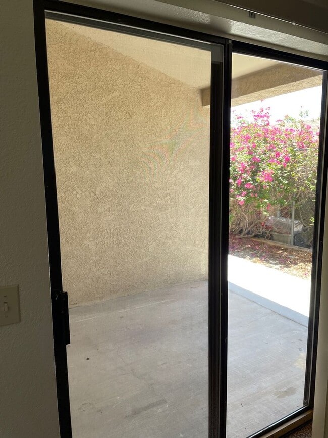 Building Photo - 2 Bedroom 1 Bath COMPLETELY REMODELED!