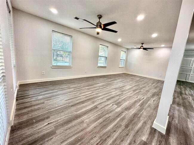 Building Photo - 8058 Longridge Dr