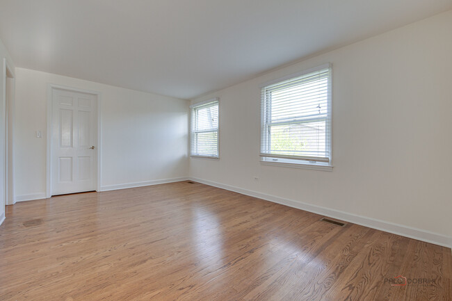 Building Photo - 813 Meadow Ln