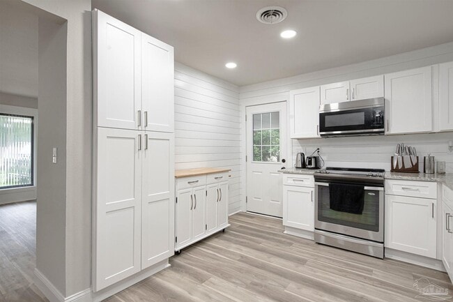 Building Photo - 3760 Bayou Blvd