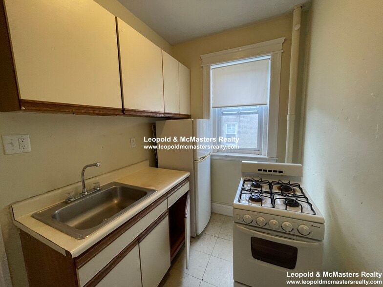 Building Photo - 255 Kelton St