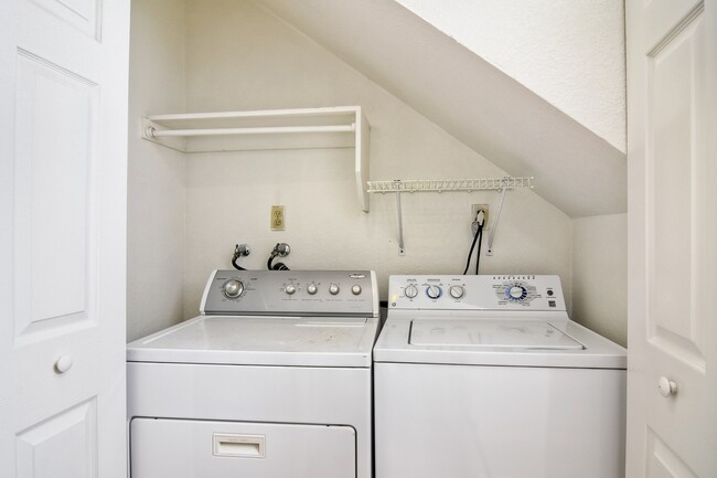 Building Photo - Cute 2 Bedroom Condo Steps Away from Endle...