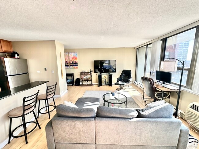 Building Photo - 2740 N Pine Grove Ave