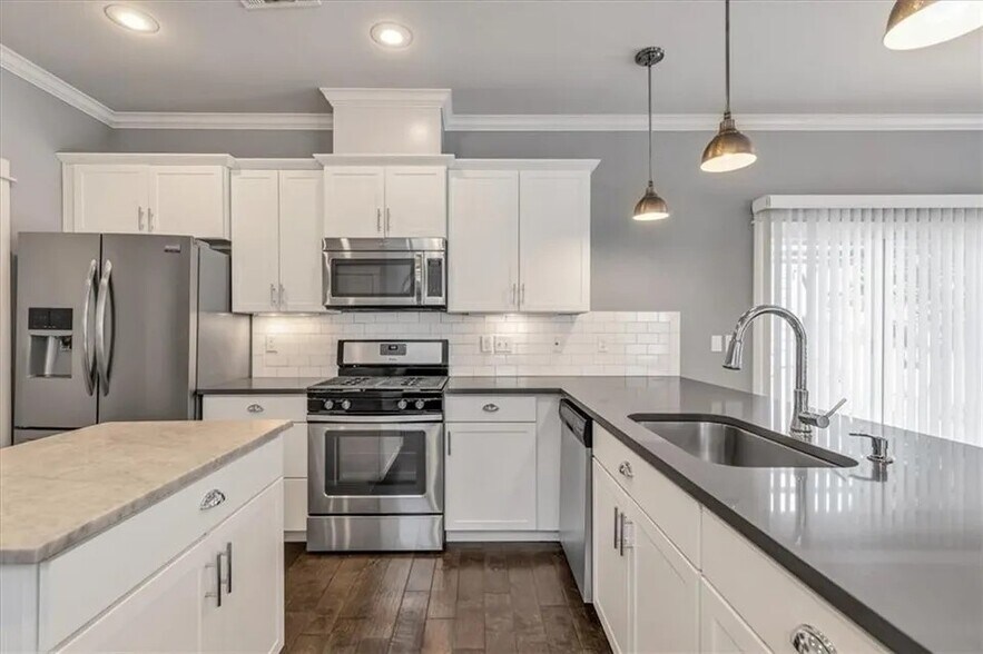 Building Photo - 1736 S 39th Pl