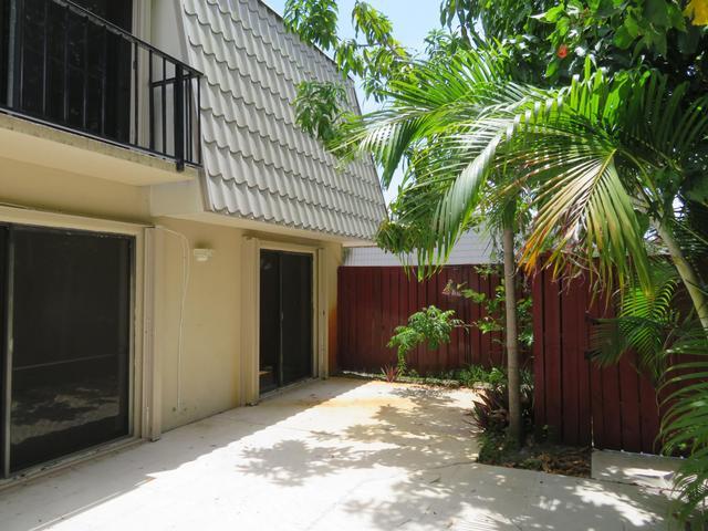 Building Photo - 1700 Embassy Dr