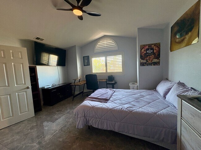 Building Photo - Spacious Living in a Beautifully Updated 4 Bedroom Home!