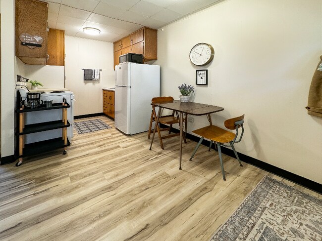 Building Photo - 208 2nd St S