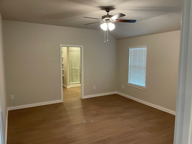 Building Photo - London Home