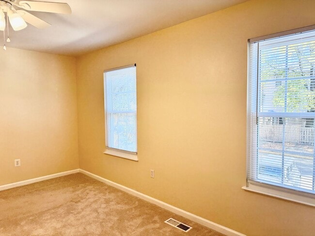 Building Photo - Beautifully updated 3BR/2.5BA townhome in Dale City!