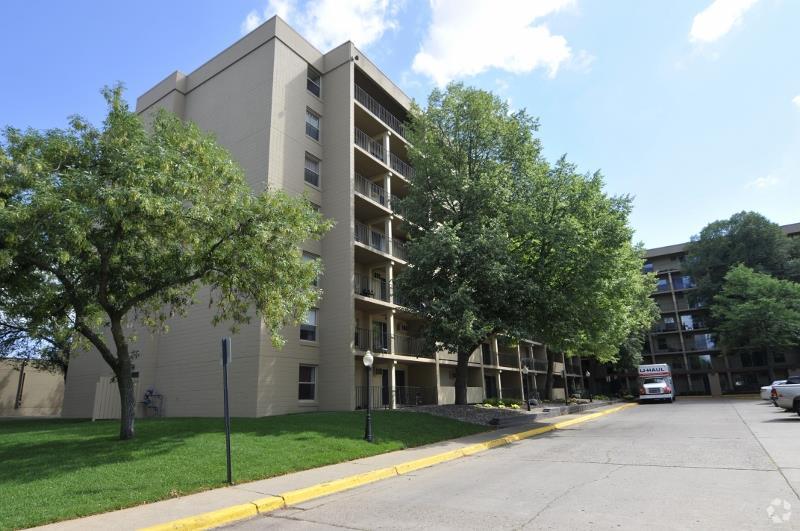 Knollwood Towers West Apartments 1010 Lake St NE Hopkins MN 55343
