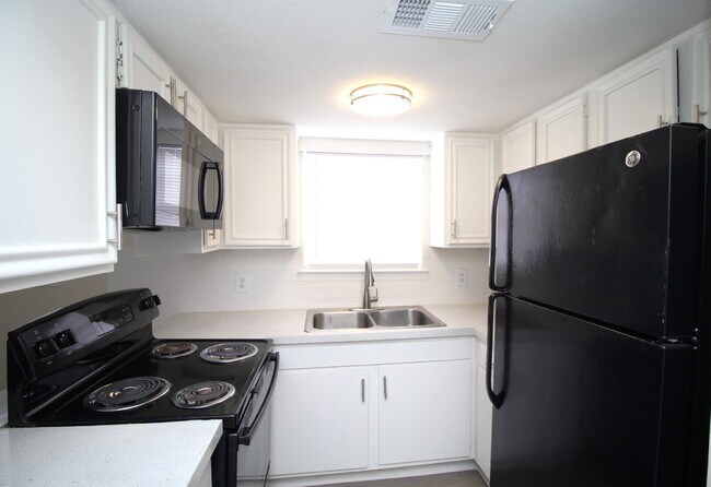 Building Photo - Affordable Updated 1BR Apartment with LVP Flooring, Modern Kitchen Finishes & Convenient Access t...
