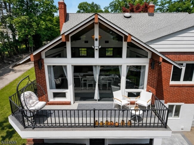 Building Photo - 140 N Farview Ave