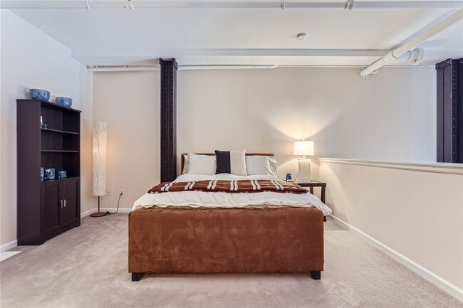 Building Photo - Stunning Downtown Loft w/23 ft. Ceilings -...