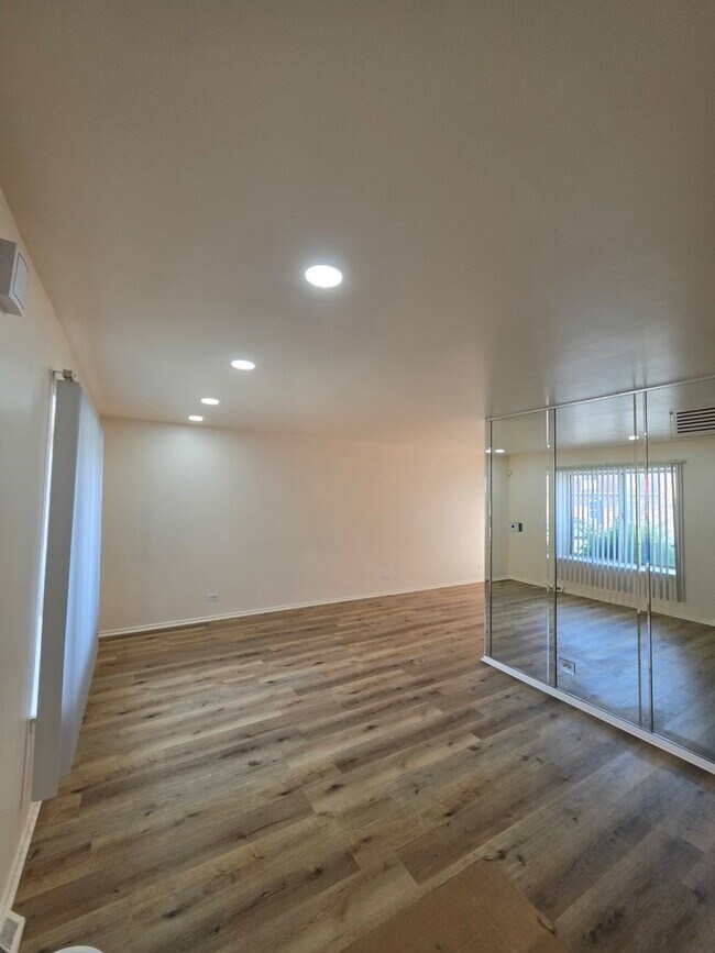 Building Photo - 5044 Brighton Ln