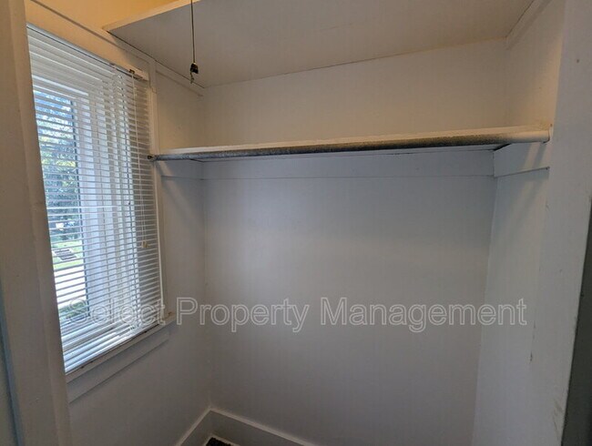 Building Photo - 822 Nuttman Ave