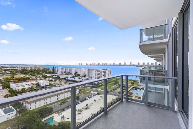 Building Photo - 220 Lake Shore Dr