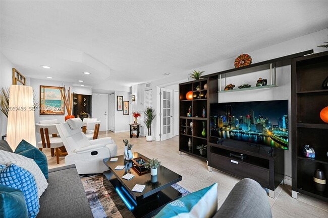 Building Photo - 1334 Collins Ave